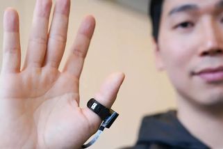 Mluvící prsten pro neslyšící a němé. SpellRing umí překládat znakový jazyk - Seznam Zprávy